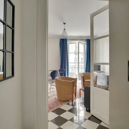 4 People Close To Eiffel Tower By Weekome Paříž